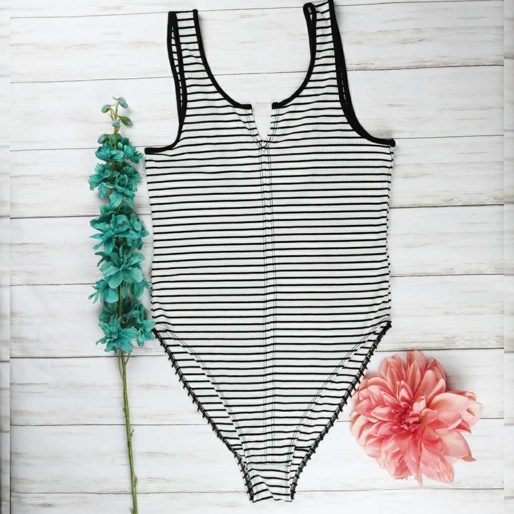 NWOT UO Urban Outfitters bodysuit black/white d32